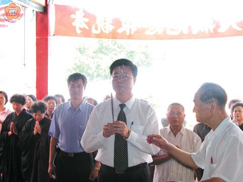 海印寺消災祈福法會李縣長前往拈香祈求福佑浯島子民