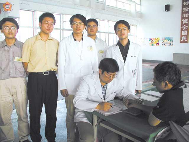 中國醫藥學院醫療服務隊抵金義診