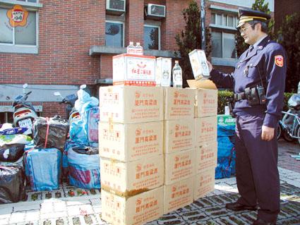 警方查獲千瓶私酒張姓嫌犯送辦