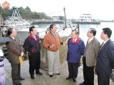 監委黃煌雄呂溪木視察新湖漁港