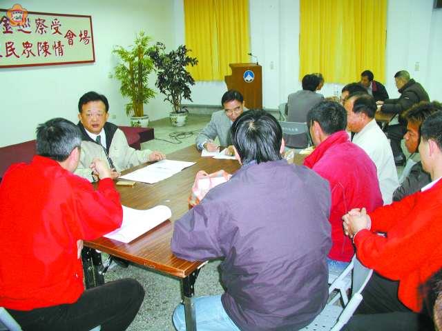 監委林鉅鋃林時機昨在縣府接受民眾陳情