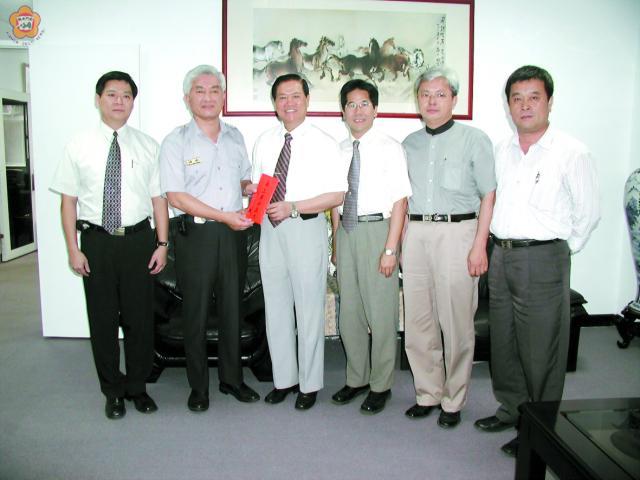 顏主席慰問兩大刑案破案有功人員