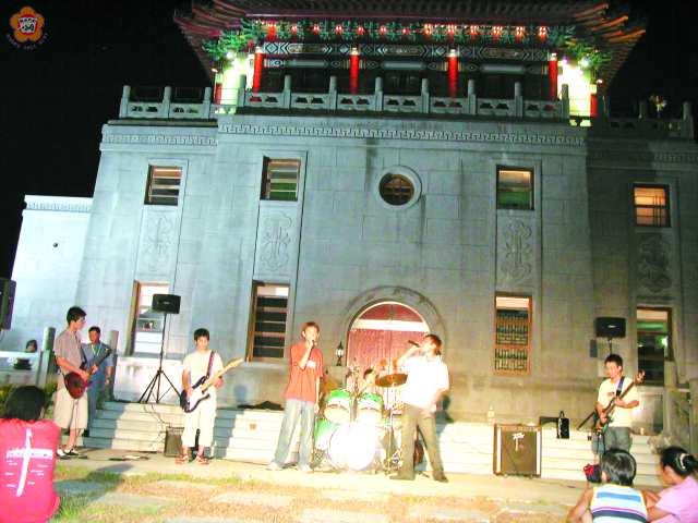 金中學生熱門電子樂團率先登場博得滿堂彩