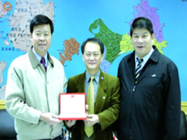 內政部林美珠呂清源獲縣府頒發榮譽公民證