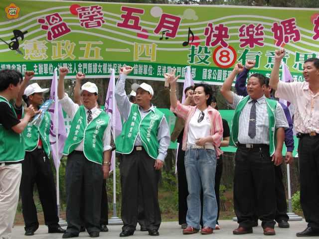 民進黨同步啟動自行車遊街競選活動