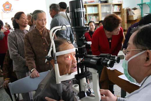眼科醫師何一滔沙美義診二百多人掛號求診