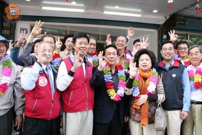 推崇清廉執政僑領黃進益返鄉力挺李炷烽