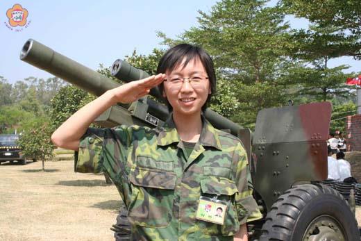 國防之旅慶中秋金門第一女兵楊莉儀出馬