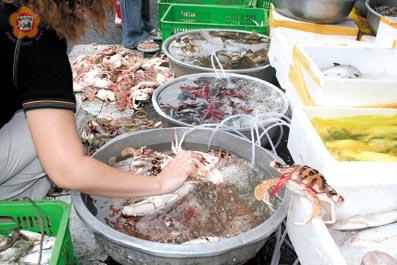 青腳蟹上市饕客嘗鮮