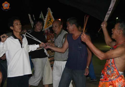 瓊林採乩透著神聖與神秘