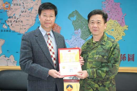 李縣長頒贈榮譽縣民證予栗正傑