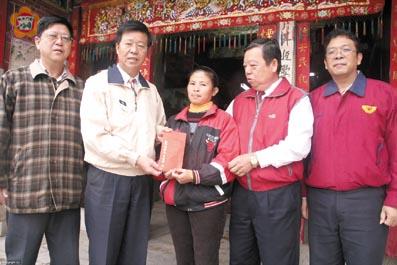 李縣長赴金沙探慰施媽媽