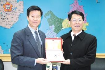 李縣長頒贈劉家芳榮譽縣民證