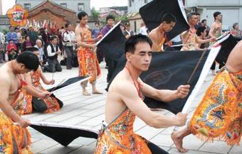 瓊林乩童出禁神氣活現