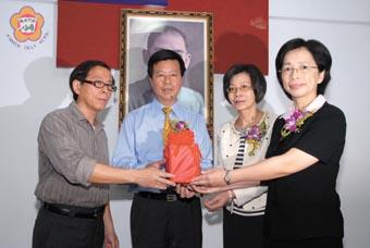 本報60年首位女社長黃雅芬宣誓就職