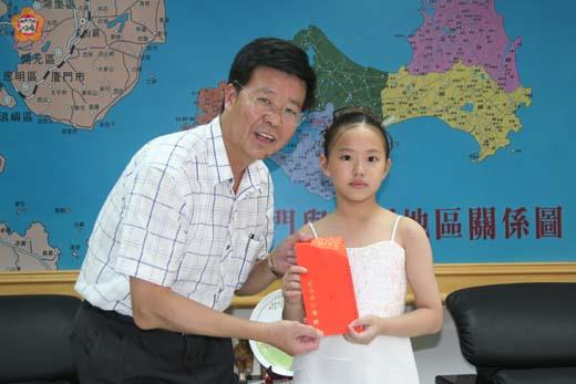 李縣長接見李宣萱、王晨嘉許優異表現勉為金門爭光