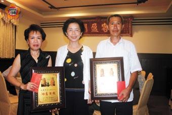 在本報社長黃雅芬與員工祝福聲中榮退陳振聲楊雅慧功在金門日報