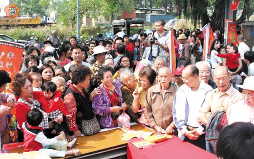 示範市集行銷婆婆媽媽擠爆