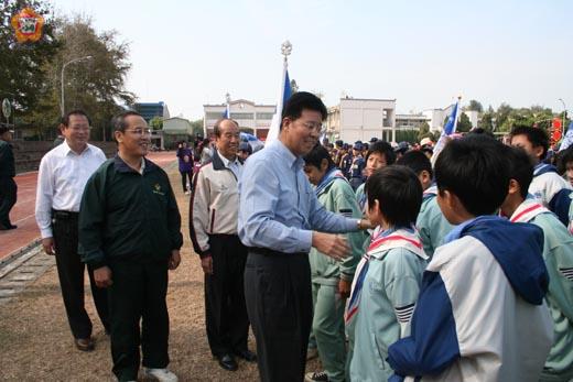 李縣長頒獎優異童軍勉日行一善