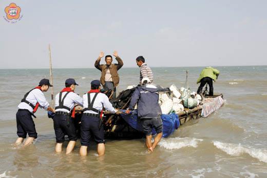 廈門漁船擱淺四漁民獲救