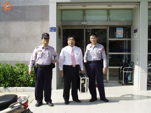 現代保鑣?警察貼心護鈔