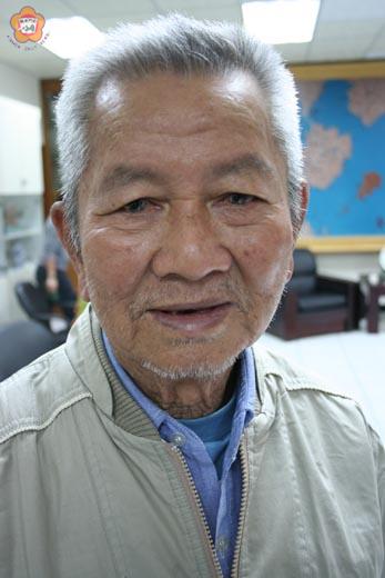 李縣長接見華僑張金堆返鄉既羨慕又無奈