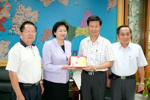 雷倩辭行李縣長贈榮譽縣民證