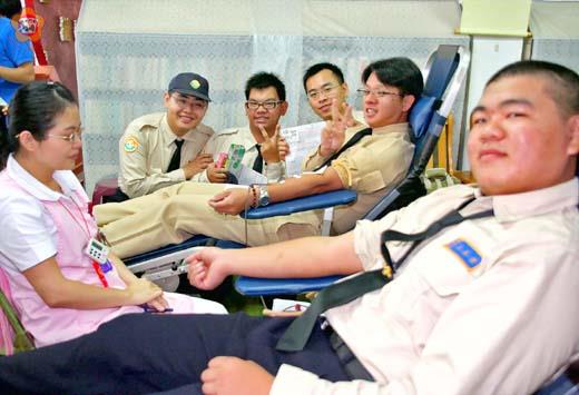 48位教育役役男攘臂捐熱血