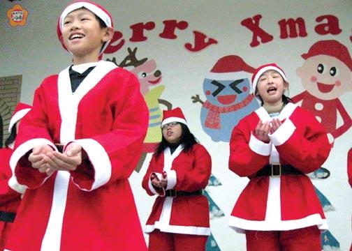   沙小自治鎮鎮長黃瀚賢（左一）帶領幹部主持英語教學融入聖誕節活動。（張建騰攝）