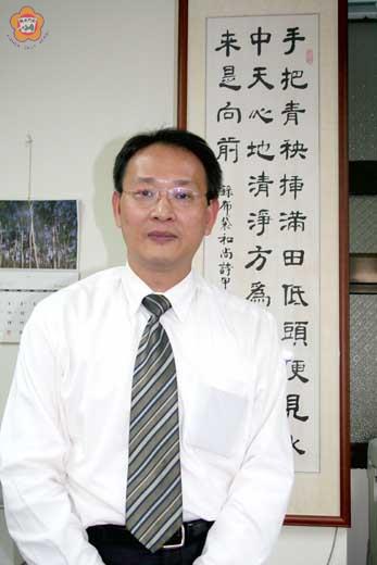 金門地檢署主任檢察官王捷拓最近獲得九十七年公務人員傑出貢獻獎表揚,堪稱是司法人員的光榮。(蔡家蓁攝)