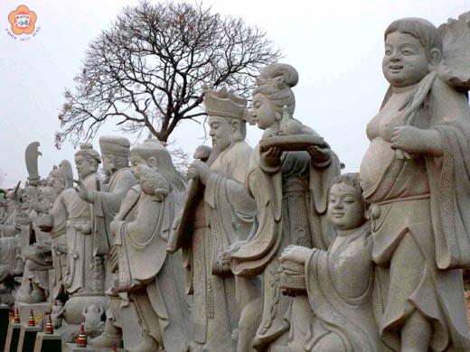 財神公園中的眾財神:右一、右二是和合二仙;右三為麻姑。(張建騰攝)