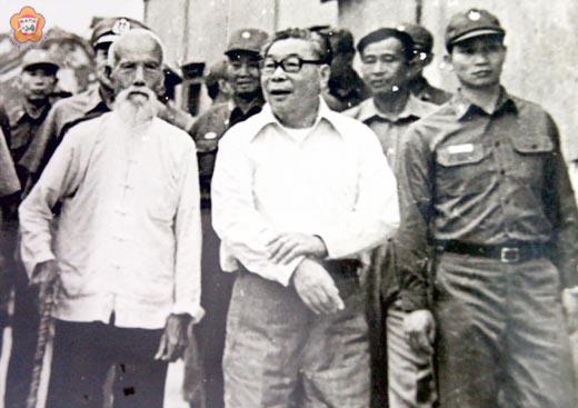 陳可明(右二)擔任副村長期間陪同蔣總統經國先生巡視村里。(圖片由陳忠文提供,陳麗妤翻攝)