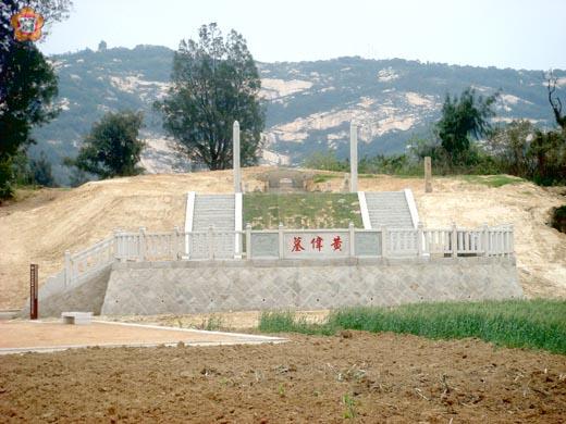 縣定古蹟「黃偉墓」,經過文化局多年的努力,終於在日前修復完工。(蔡家蓁攝)