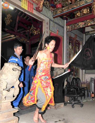 童乩（前）及桌頭（後）在保護廟閉關五日後出禁。
（林建育提供）
