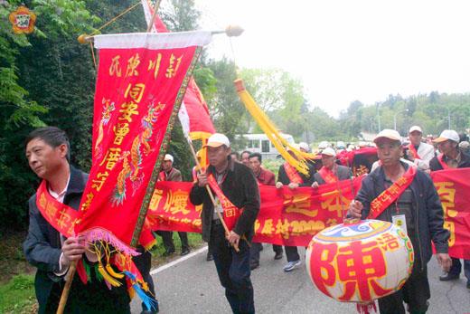 時隔六十二年,廈門曾厝陳氏族人,重新到金門下坑祭祖,掃墓。(張建騰攝)