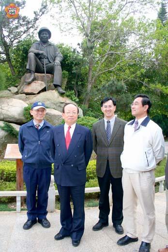   中國國民黨副主席蔣孝嚴昨至經國紀念館追思父親。（蔡家蓁攝