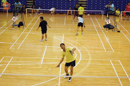 金門縣羽球運動委員會應邀參加「清晨盃國際羽球錦標賽」,成功拿下多面獎牌,圖為榮獲30歲男子乙組單打第三名謝世祥的比賽情況。(金門羽球運動委員會提供)