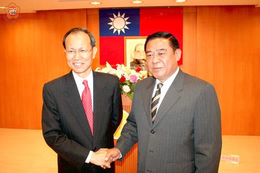福建省政府主席薛香川歡迎新任秘書長曾華德到職為省民服務。（莊煥寧攝）