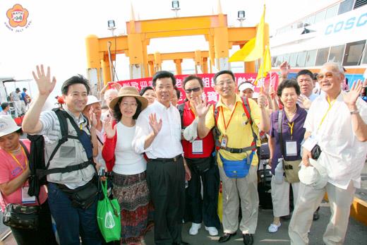 中國大陸湖北省小三通遊台首發團,昨日抵達金門旅遊,縣長李炷烽親自到碼頭歡迎客人,並和團員合影。(許加泰攝)