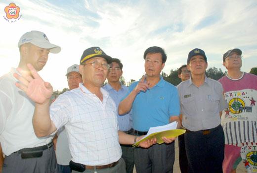 后湖海灘昨驚傳國中生戲水意外，李炷烽縣長趕到現場沈痛關切，要求竭盡所能持續投入搜救行動。（翁碧蓮／攝）