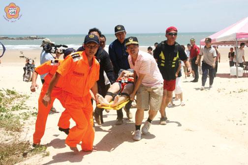 后湖海灘傳出金城國中5名學生戲水遭海浪衝走意外,目前確定4死1失蹤:圖為經尋獲失蹤學生。(翁碧蓮攝)