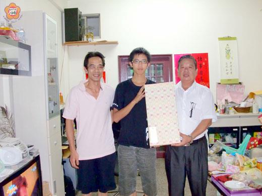 金沙鎮長陳昆第(右一)昨登門向考取大專院校的金沙學子們道賀,並贈送禮物祝福。(楊水詠攝)
