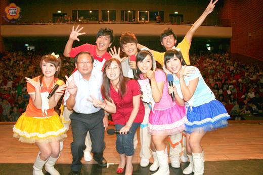 『寶貝開學點點名』活動昨熱鬧登場,教育局主任督學陳金文、名城電視董事長許雪芳與演出者合影。(蔡家蓁攝)