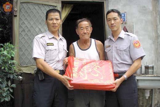 中秋節將至,金城分局金城派出所所長蔡承立(右)率同警勤區員警許燕鈞探慰轄內獨居老人,提前向他們賀節。(莊煥寧攝)