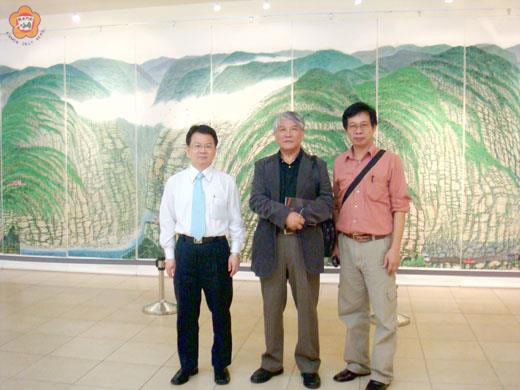 「呂坤和創作研究畫展」,目前刻於國父紀念館逸仙畫廊展出:由左而右為國父紀念館館長鄭乃文、指導教授江明賢、畫家呂坤和。(圖由呂坤和提供)