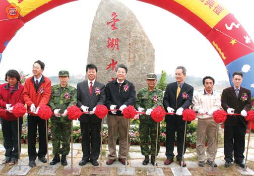 金湖水庫建造完竣,縣府昨舉行落成啟用儀式:由縣長李炷烽等貴賓剪綵。(陳麗妤攝)