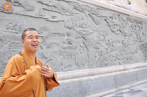   海印寺多了一堵「八相成道圖」景觀牆。（張建騰攝）