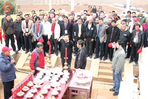 金沙鎮後水頭的品德完人黃偉先賢古墓重修竣工落成,昨天舉行謝土慶典,由金門縣長李炷烽主祭,典禮莊嚴、肅穆、隆重。(楊水詠攝)