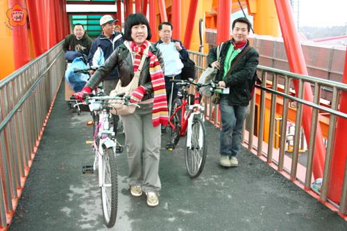 金門縣自由車運動委員會車隊一行人昨天搭乘金廈航線客船前往廈門,展開三天環島行活動。(李金鎗攝)