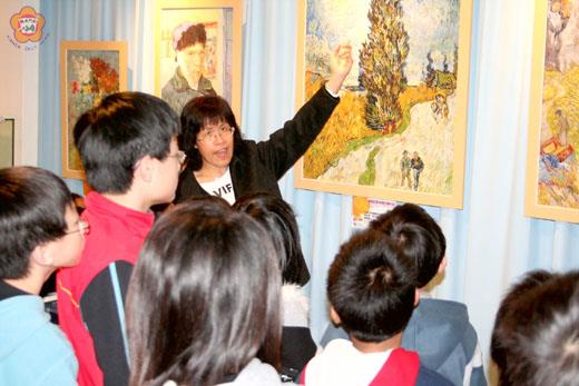 廣達「游於藝」擁抱梵谷~探索生命的調色盤巡迴展昨在烈嶼登場:武漢國小校長胡淑貞帶領學生走入梵谷的世界。(楊水詠攝)